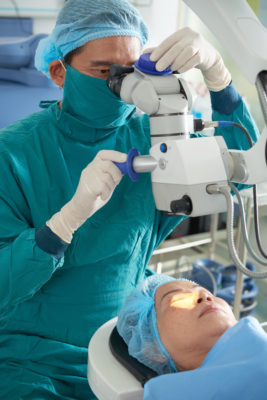laser-vs-cataract